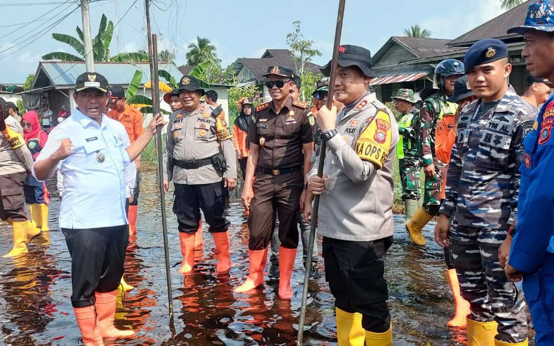 AKBP Isa Salurkan Bantuan ke Korban Banjir Sambil Sosialisasi Pilkada Damai