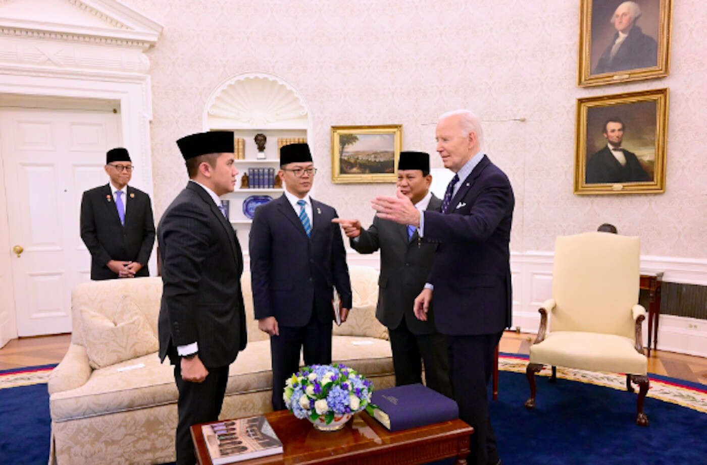 Momen Seskab Teddy Dampingi Presiden Prabowo Temui Presiden Joe Biden di Gedung Putih