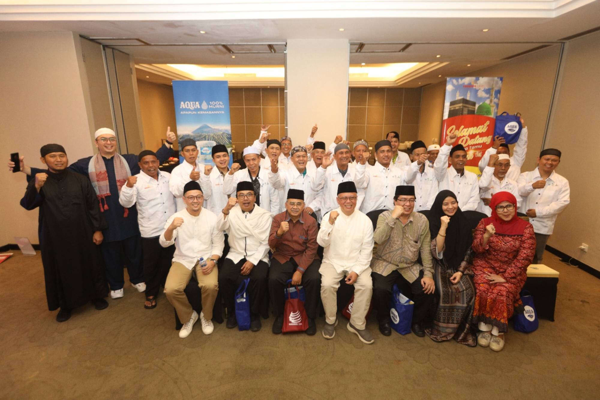 AQUA dan DMI Berangkatkan Umrah bagi Khadimatul Masjid dari Enam Provinsi