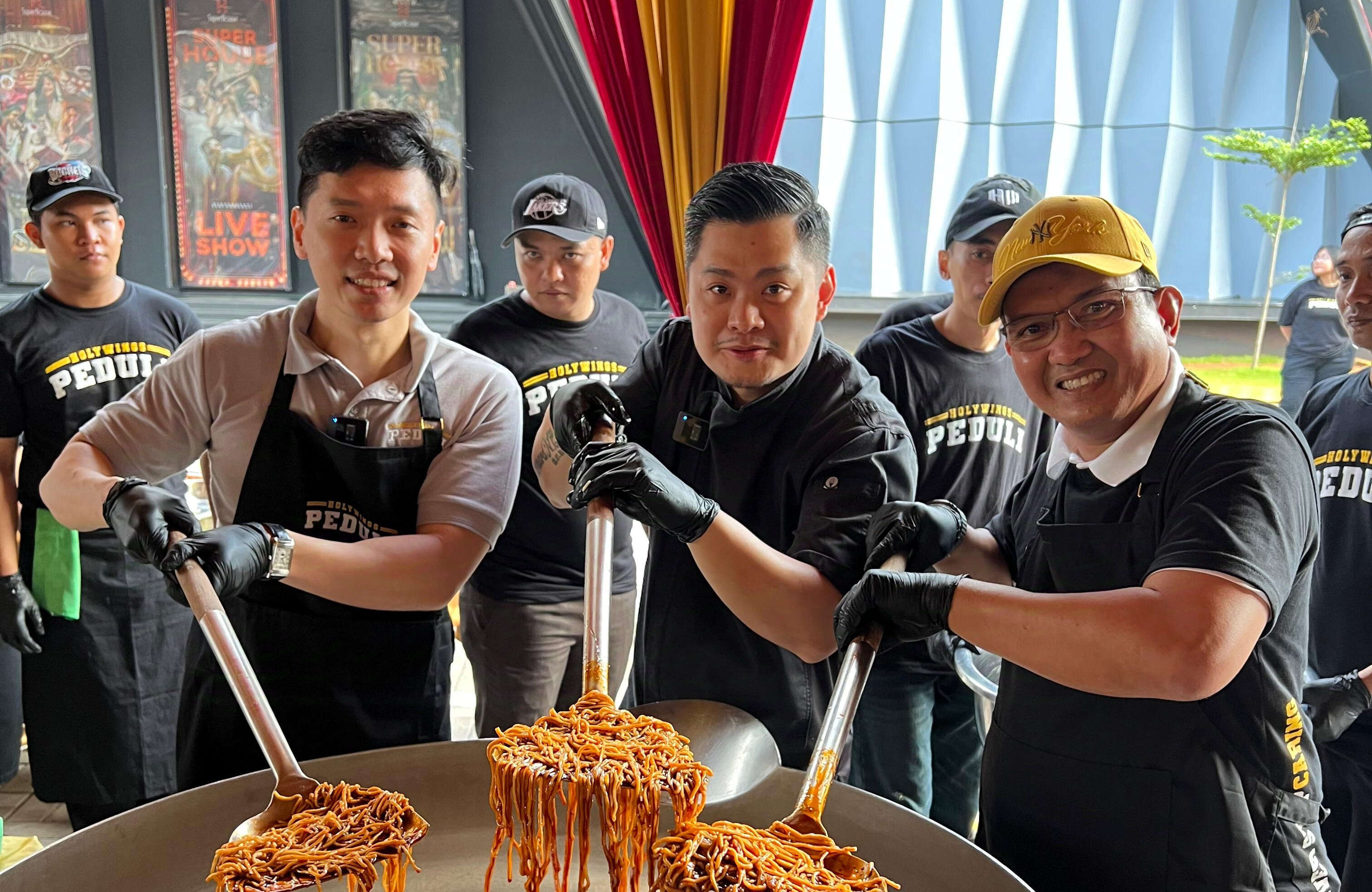 Hari Ibu, Holywings Bagikan 5.000 Makanan Gratis di HW Superhouse