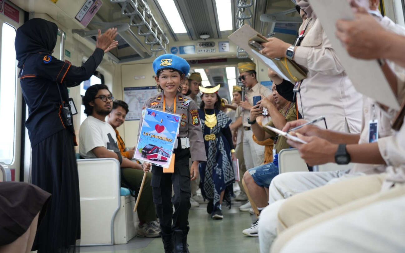 Hari Pahlawan Nasional: KAI Ajak Puluhan Anak Fashion Show di LRT Jabodebek