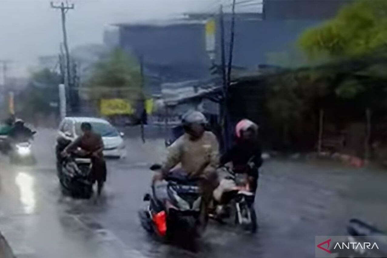 Hujan Deras, Sejumlah Ruas Jalan di Cikarang Bekasi Tergenang, Begini Kondisinya