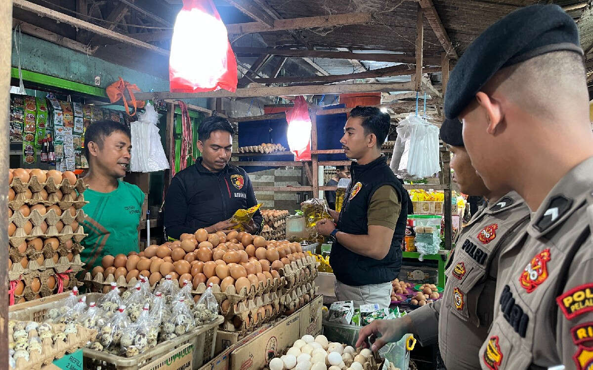 Patroli ke Pasar Tradisional, Tim Polres Pelalawan Pantau Ketersediaan Sembako Menjelang Nataru