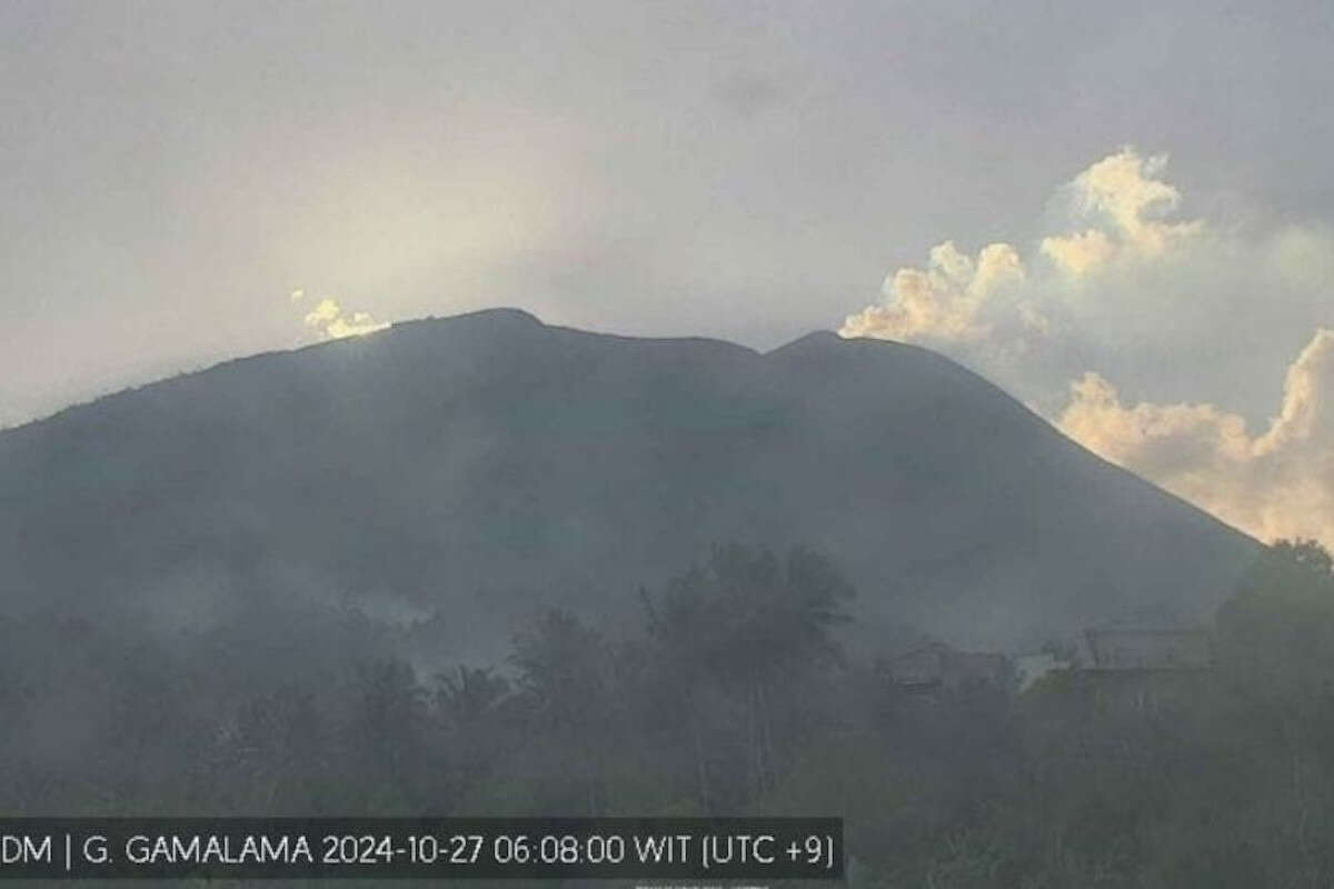 Gunung Gamalama Mengeluarkan Asap Putih Setinggi 150 Meter