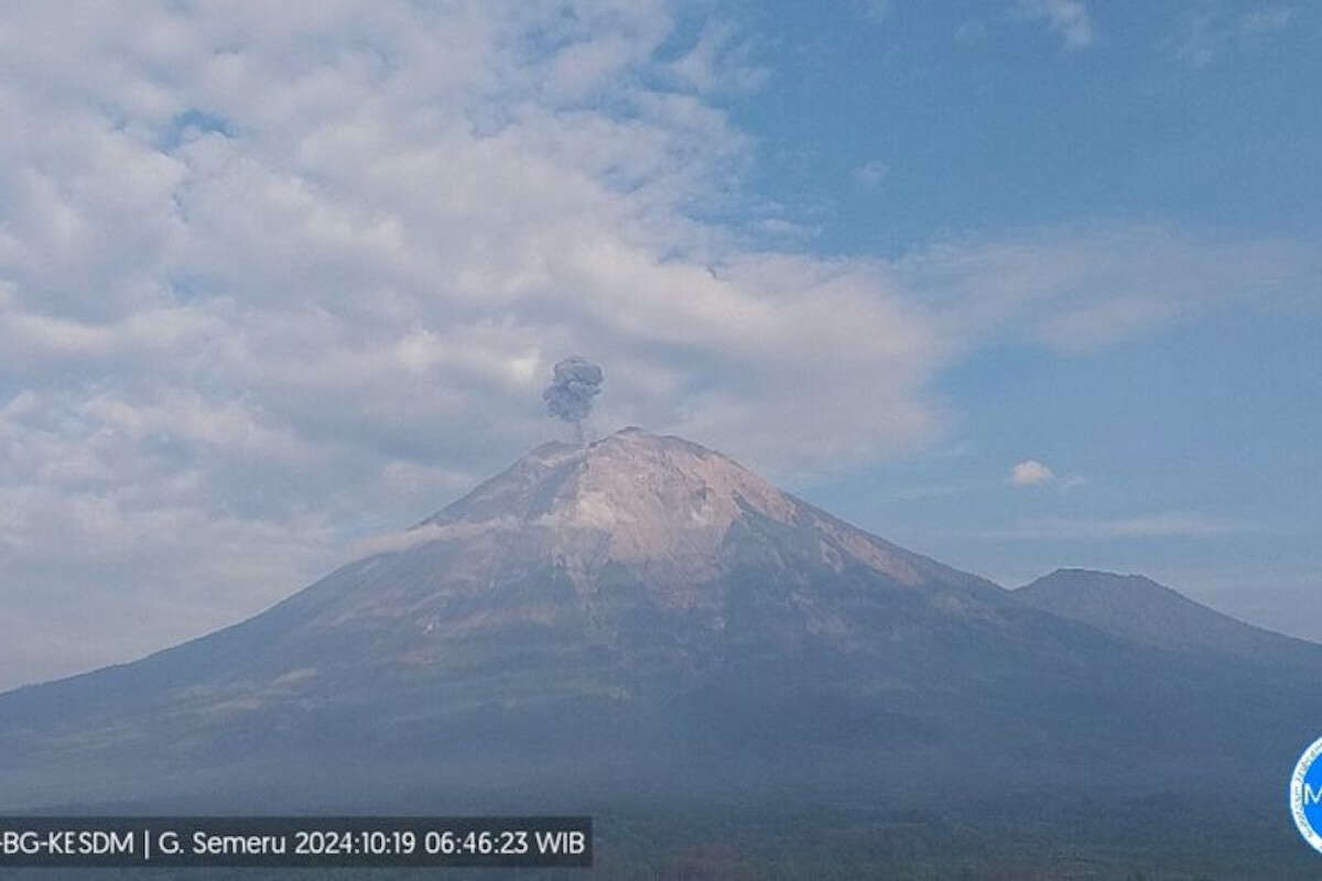 Masih Berstatus Waspada, Gunung Semeru Erupsi Lagi dengan Letusan Setinggi 700 Meter