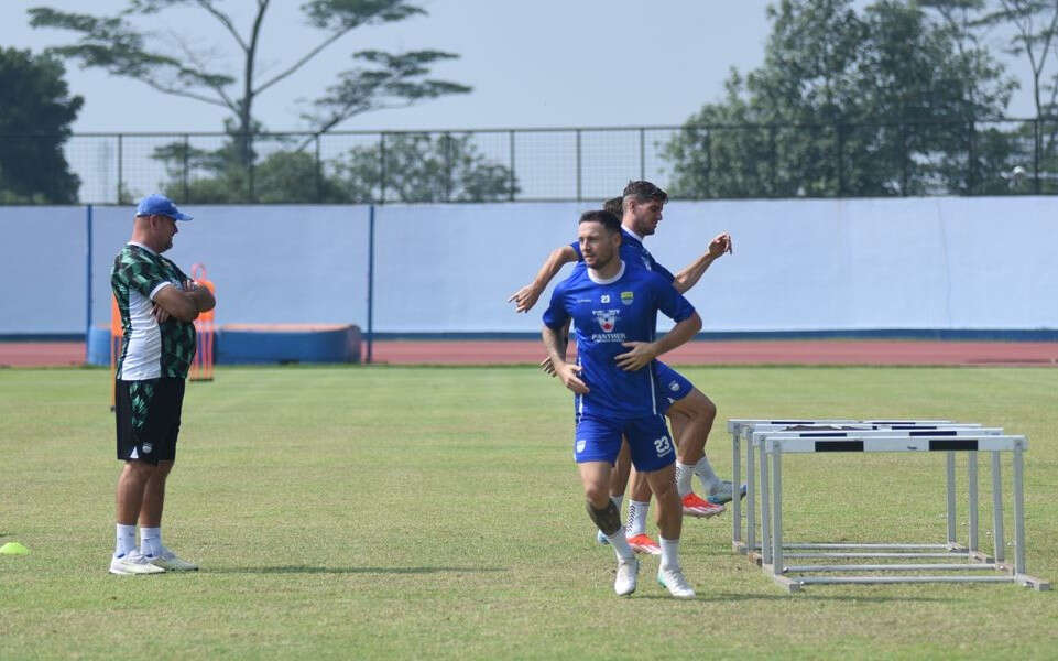 Pelatih Persib Bilang Itu Bagus, tetapi Tak Terlalu Penting