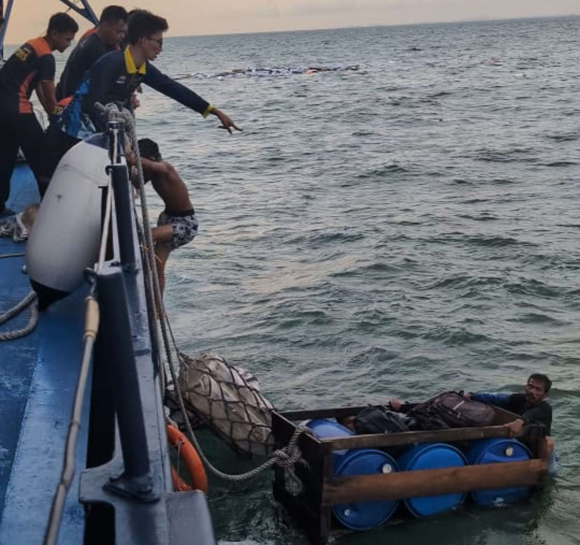 Bea Cukai Kepri Bantu Selamatkan 6 ABK yang Tenggelam di Perairan Pulau Karimun Anak