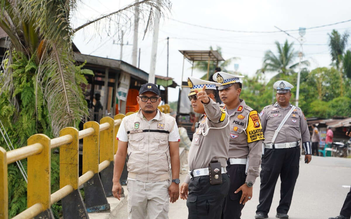 Jelang Nataru, Dirlantas Polda Riau Cek Jembatan Sungai Rokan yang Alami Kemiringan