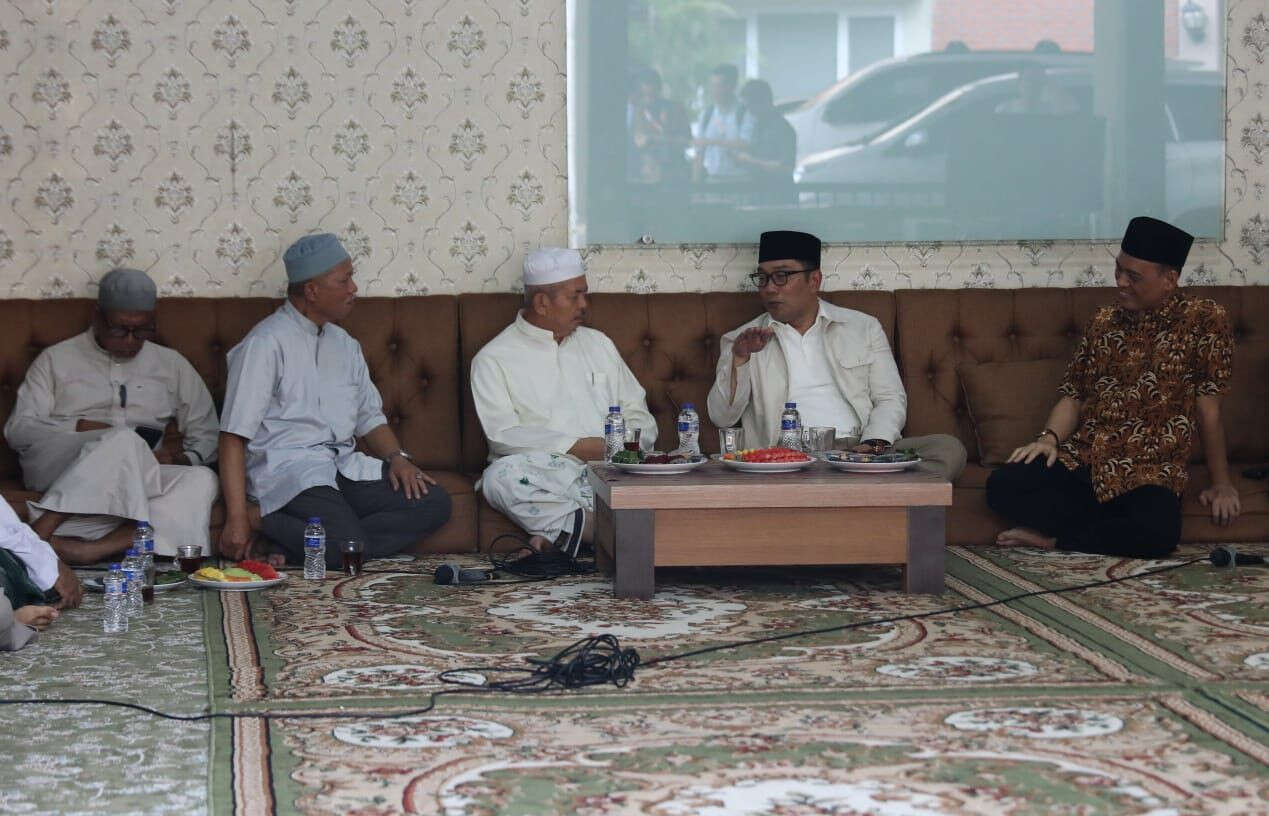 Ridwan Kamil Minta Wejangan Kiai Ponpes Daarul Ishlah demi Kelancara Kampanye