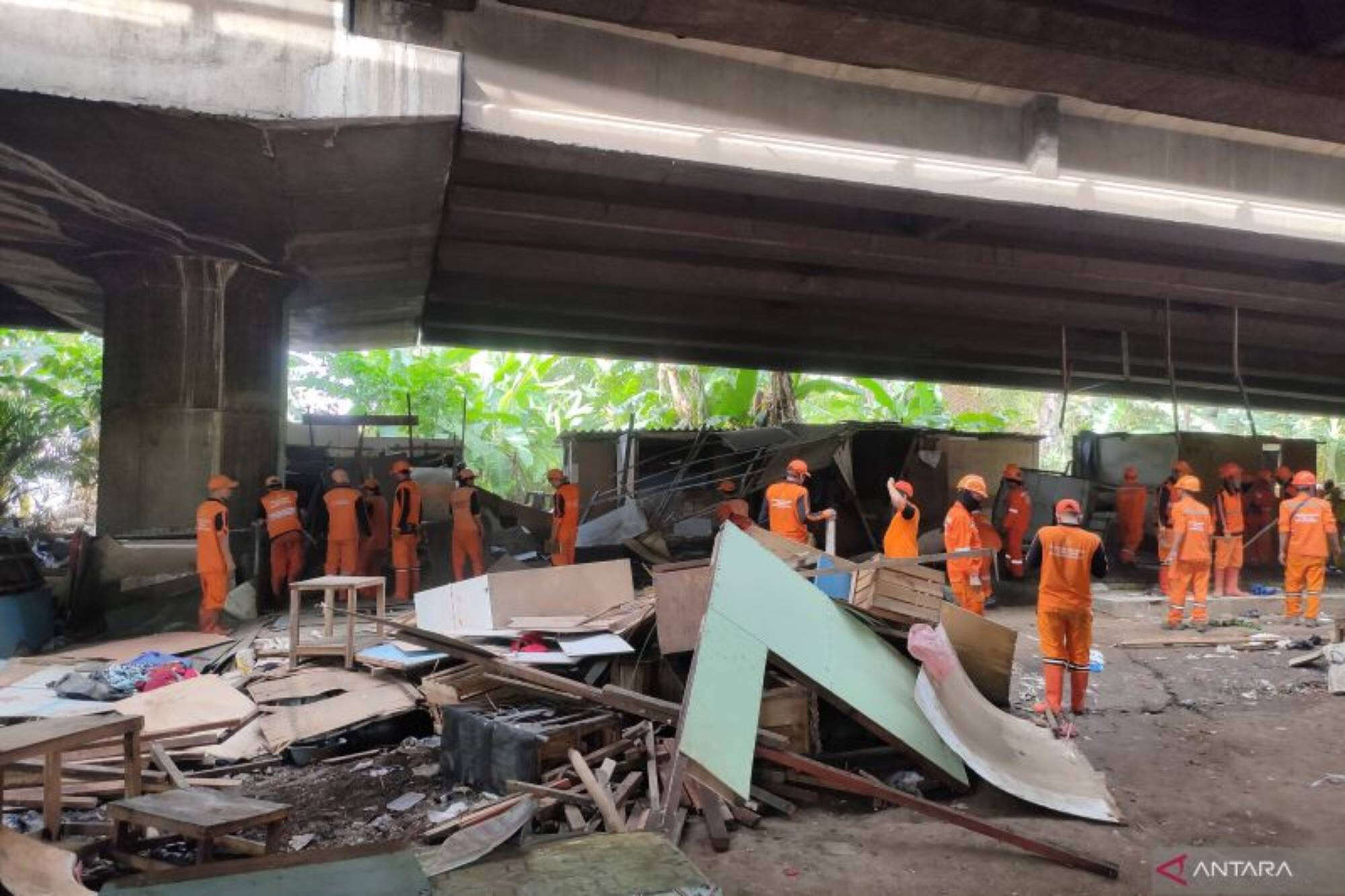 Lapak dan Bekas Tempat Tinggal Warga di Kolong Tol Angke Dibersihkan