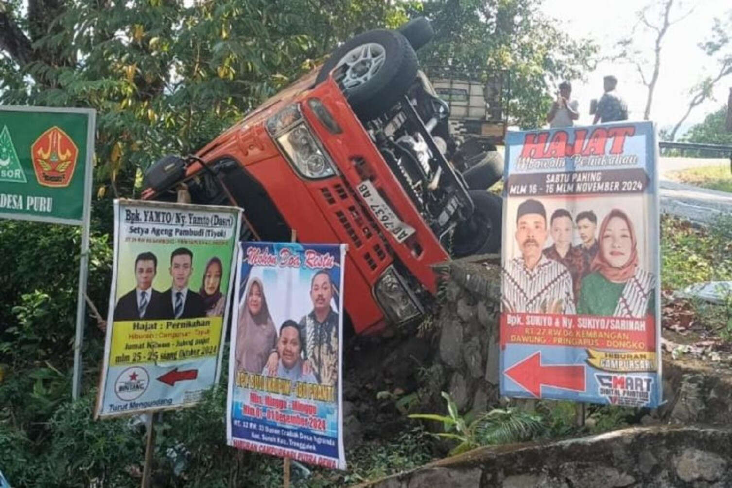 Minibus Berpenumpang 15 Orang Terguling di Trenggalek, Ada Seorang Bayi