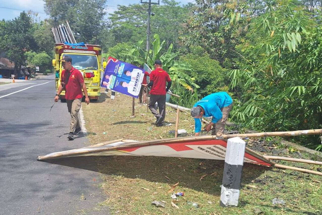 Bawaslu Purworejo Tertibkan Ribuan Alat Peraga Kampanye yang Melanggar Aturan