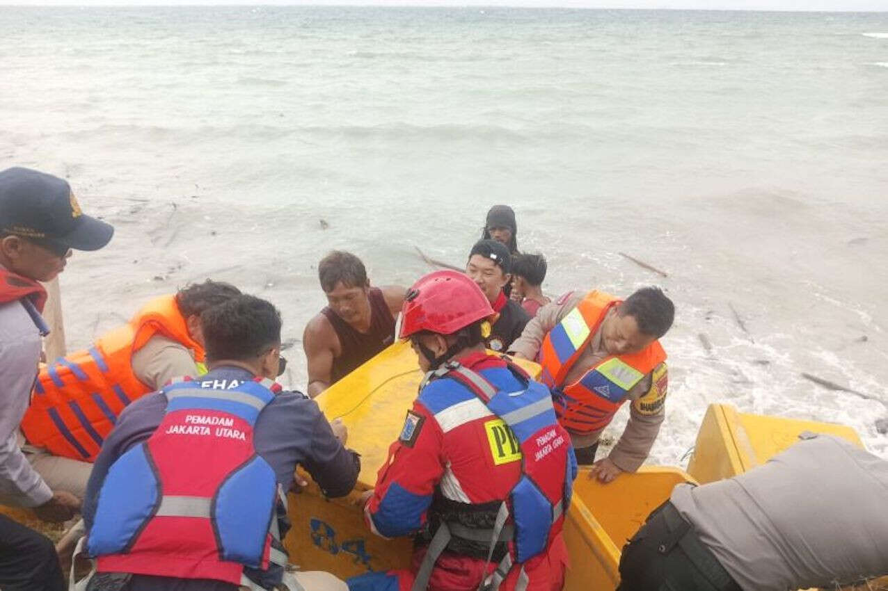 Tim Gabungan Evakuasi Korban KM Putri Sumber yang Karam di Pulau Lancang