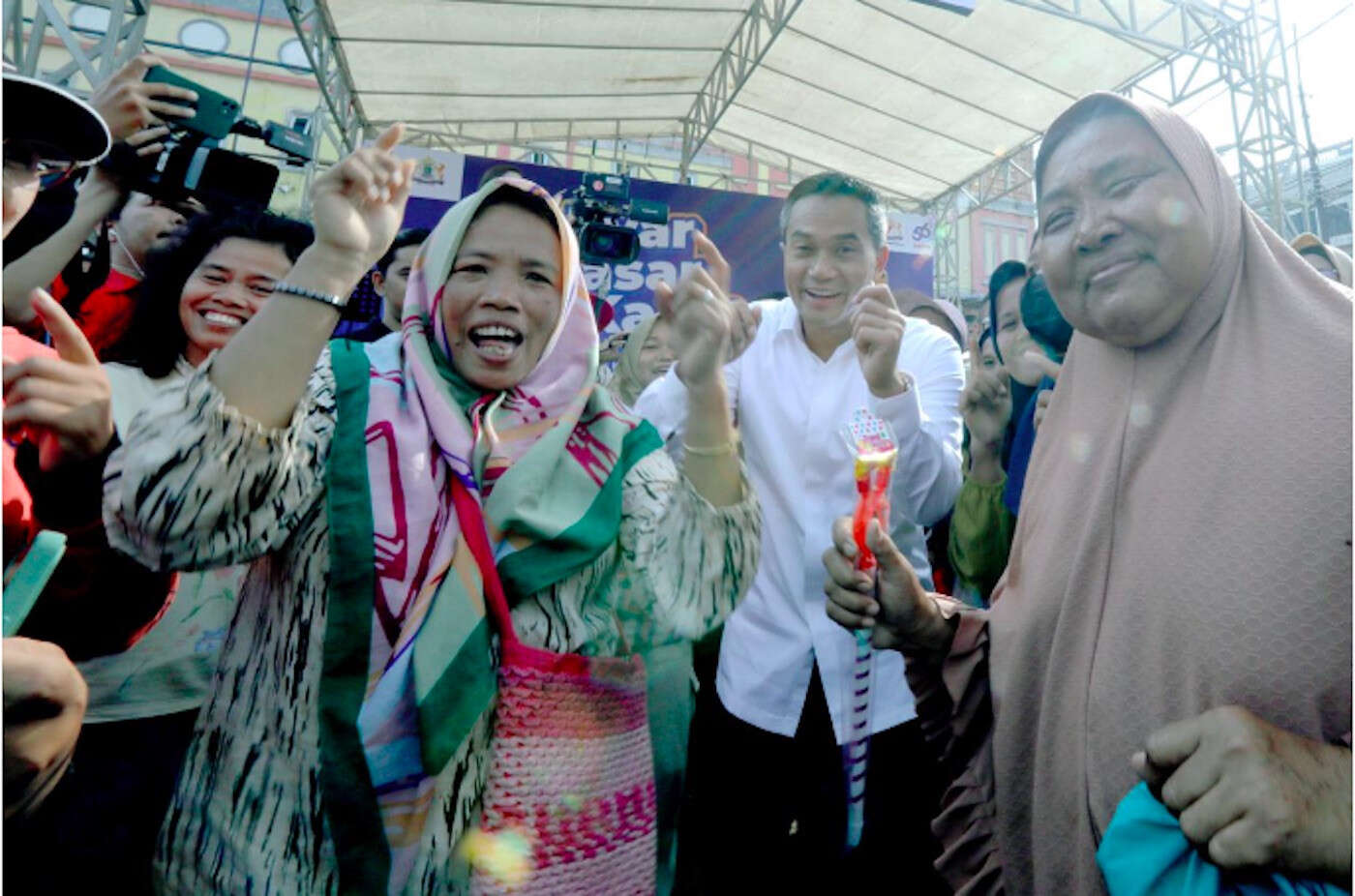 Gebyar Pasar Kadin, Anindya Bakrie Mendapat Kejutan dari Emak-Emak, Lihat