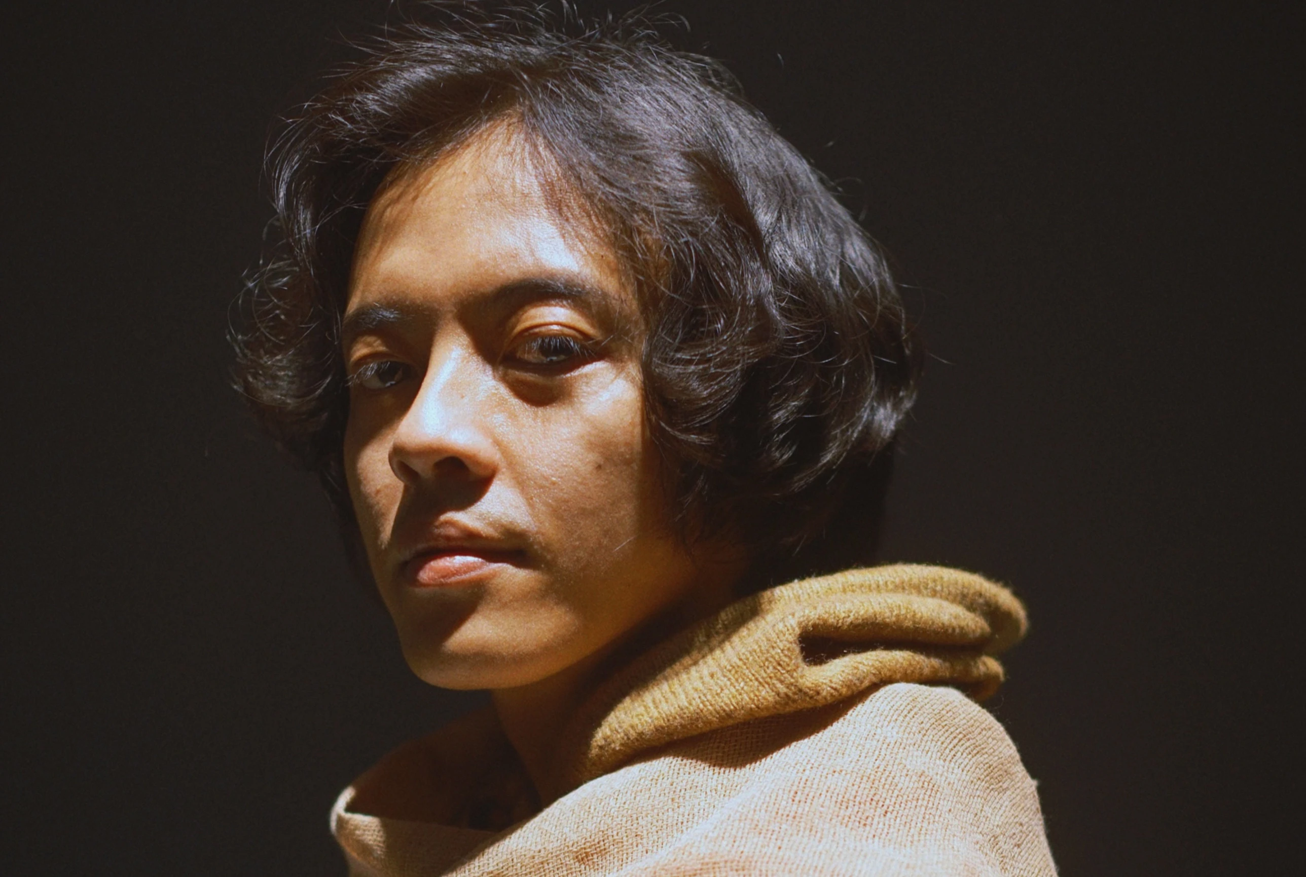 Bisma Karisma Bawa Kesunyian ke Dalam Album Rihlah