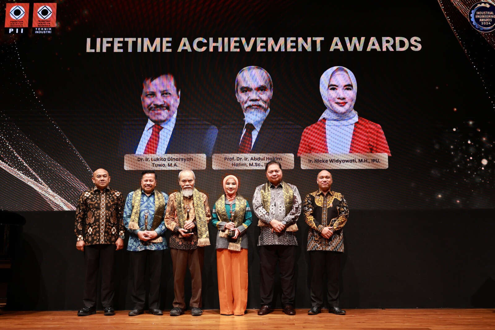 Nicke Widyawati Raih Lifetime Achievement Atas Kontribusinya Majukan Industri Dalam Negeri