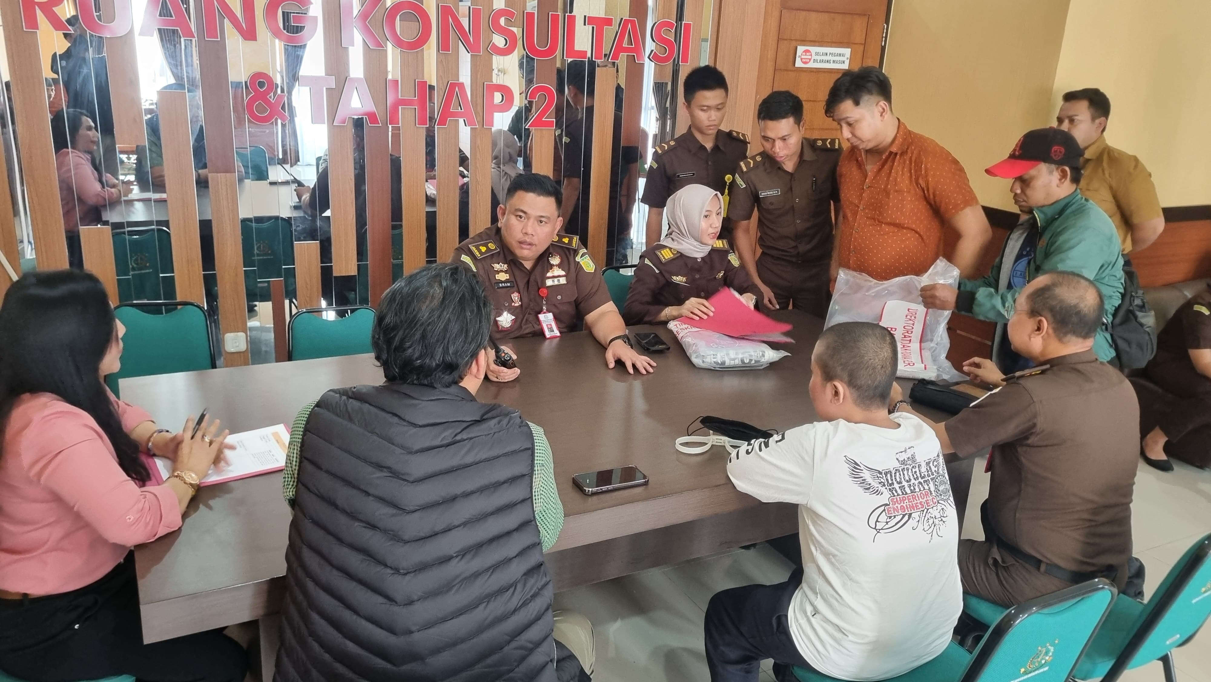 Bareskrim Limpahkan Tersangka Pembuat Konten Porno Keponakan ke Kejari Gresik