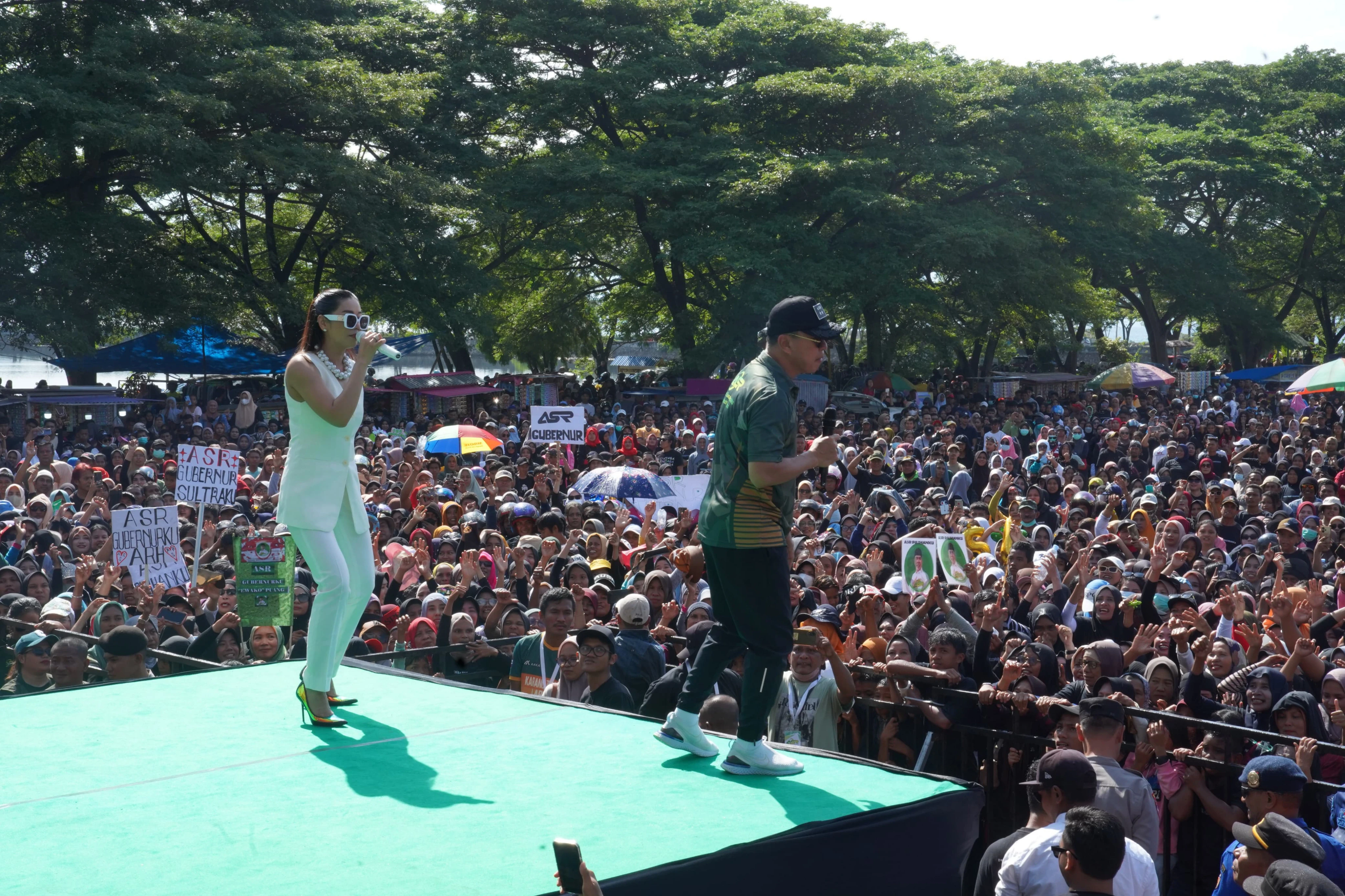 Hadiri Acara Daboy, ASR Disambut Ribuan Warga Muna
