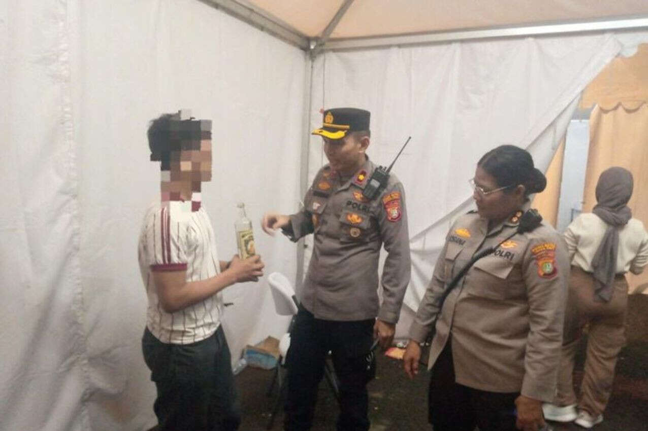 Bawa Suar dan Miras ke Gelora Bung Karno, Tiga Penonton Diamankan Polisi