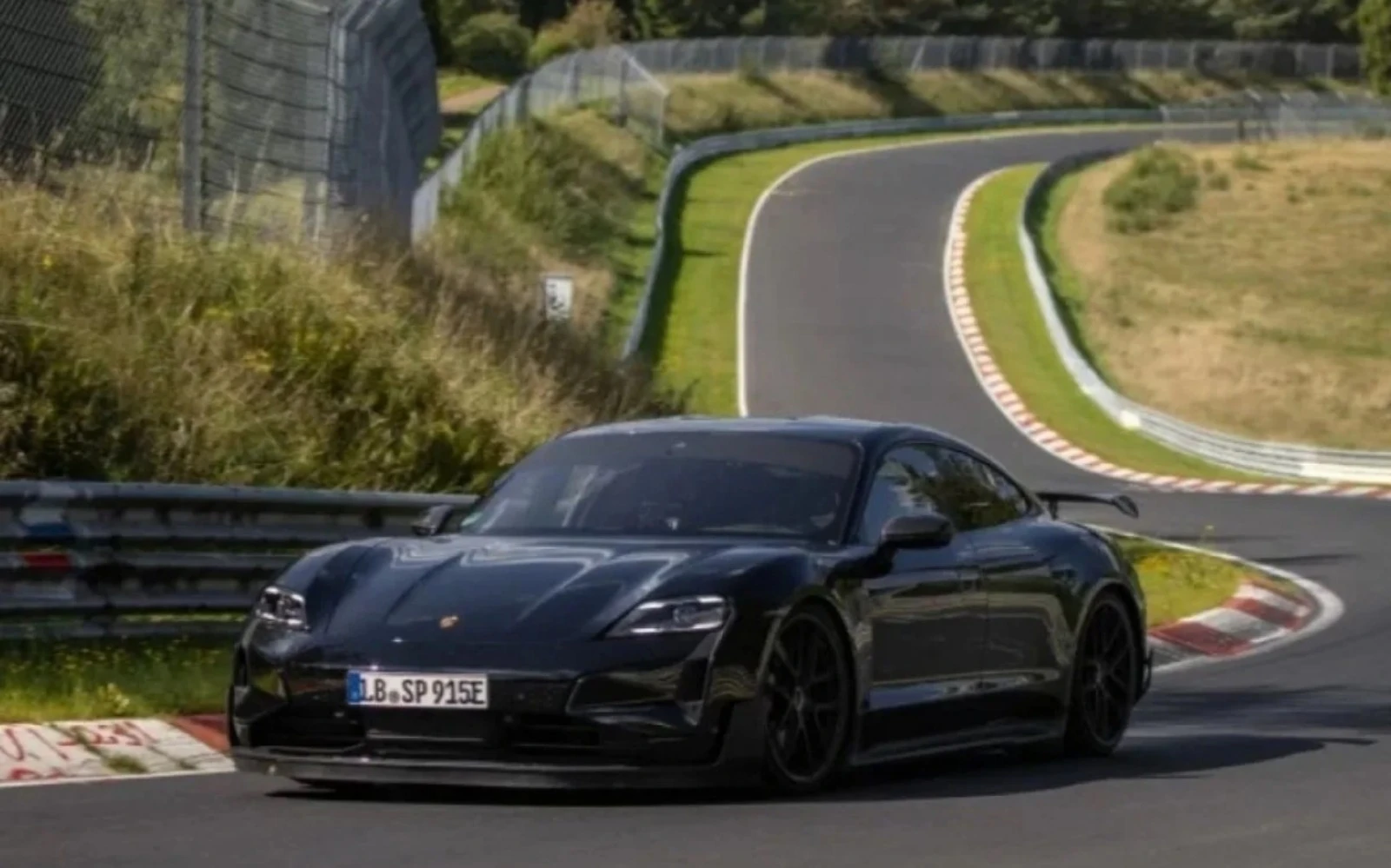 Selang Rem Bermasalah, Porsche Taycan Kena Recall di Seluruh Dunia