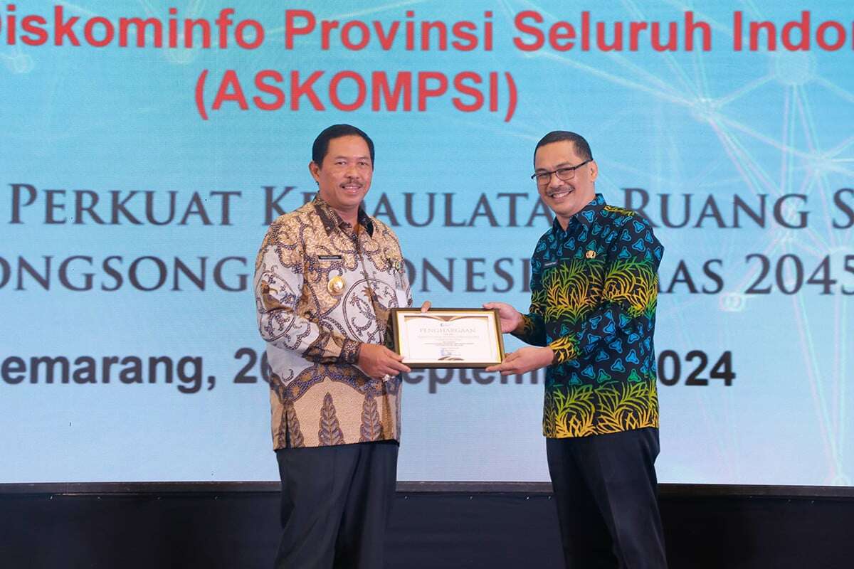 Dorong Percepatan Transformasi Digital, Pj Gubernur Jateng Terima Penghargaan dari Askompsi