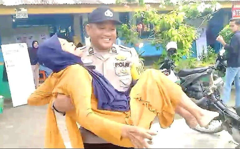 Aksi Mulia Polisi di Riau, Gendong Nenek 93 Tahun ke TPS dan Antar Pulang ke Rumah