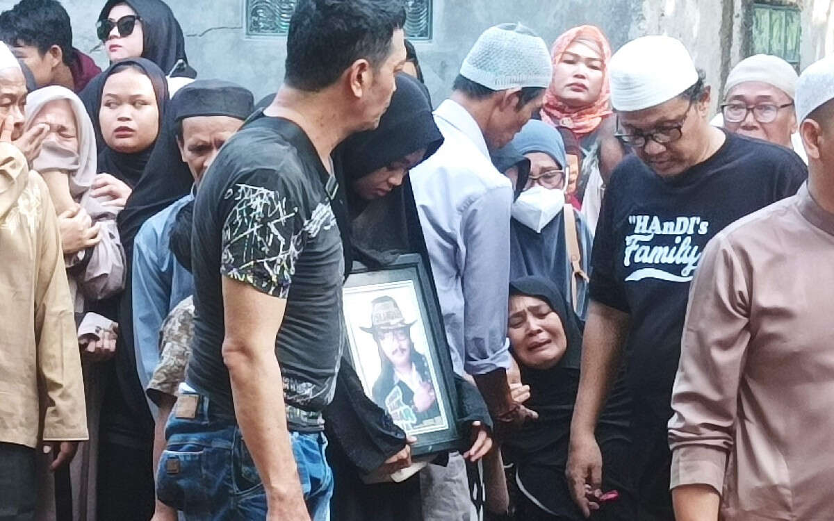 Tangisan Istri dan Anak Mengiringi Pemakaman Jhonny Iskandar