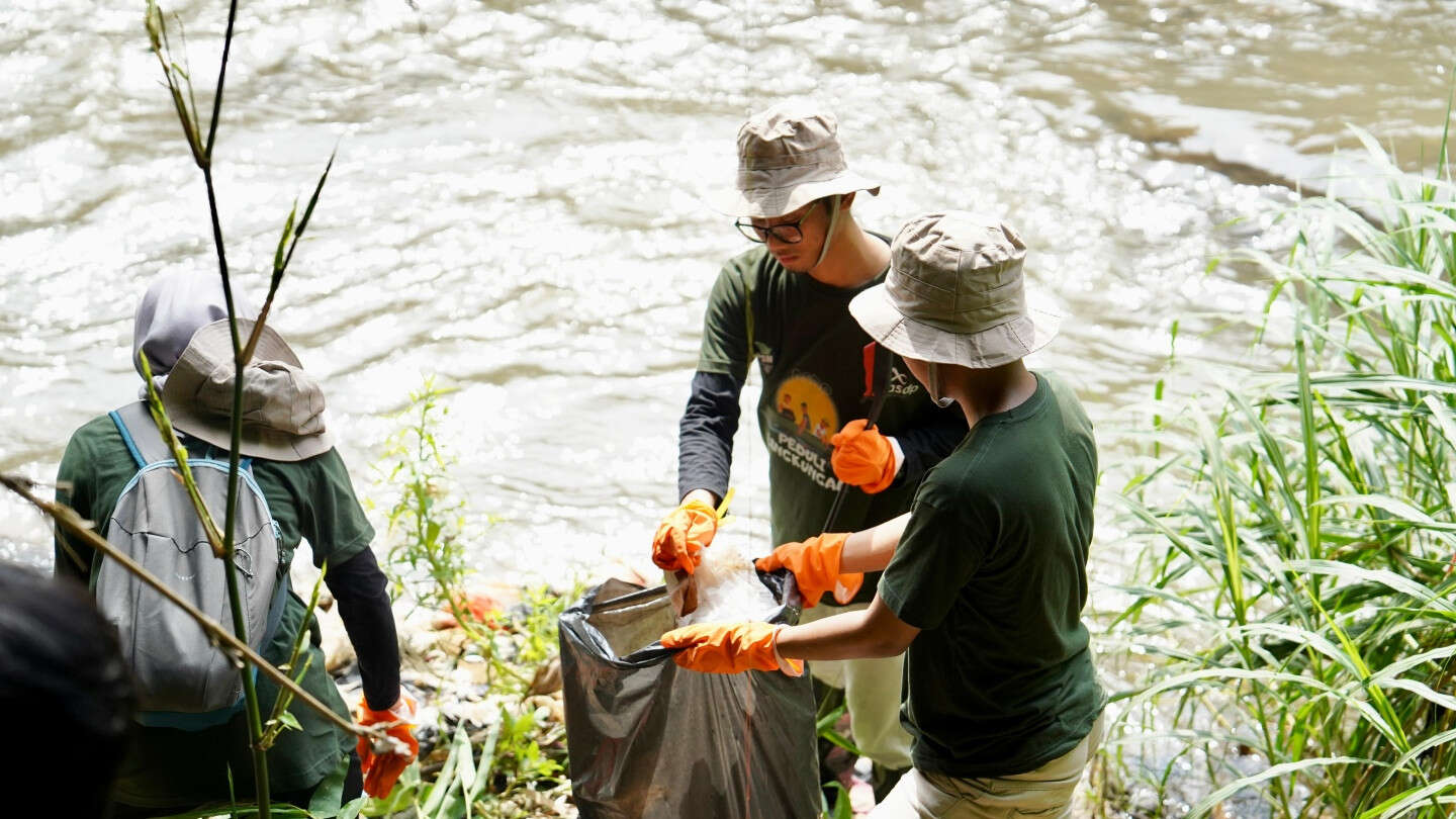 Gandeng Komunitas Lingkungan, ASDP Bersihkan Sampah di Sungai Ciliwung