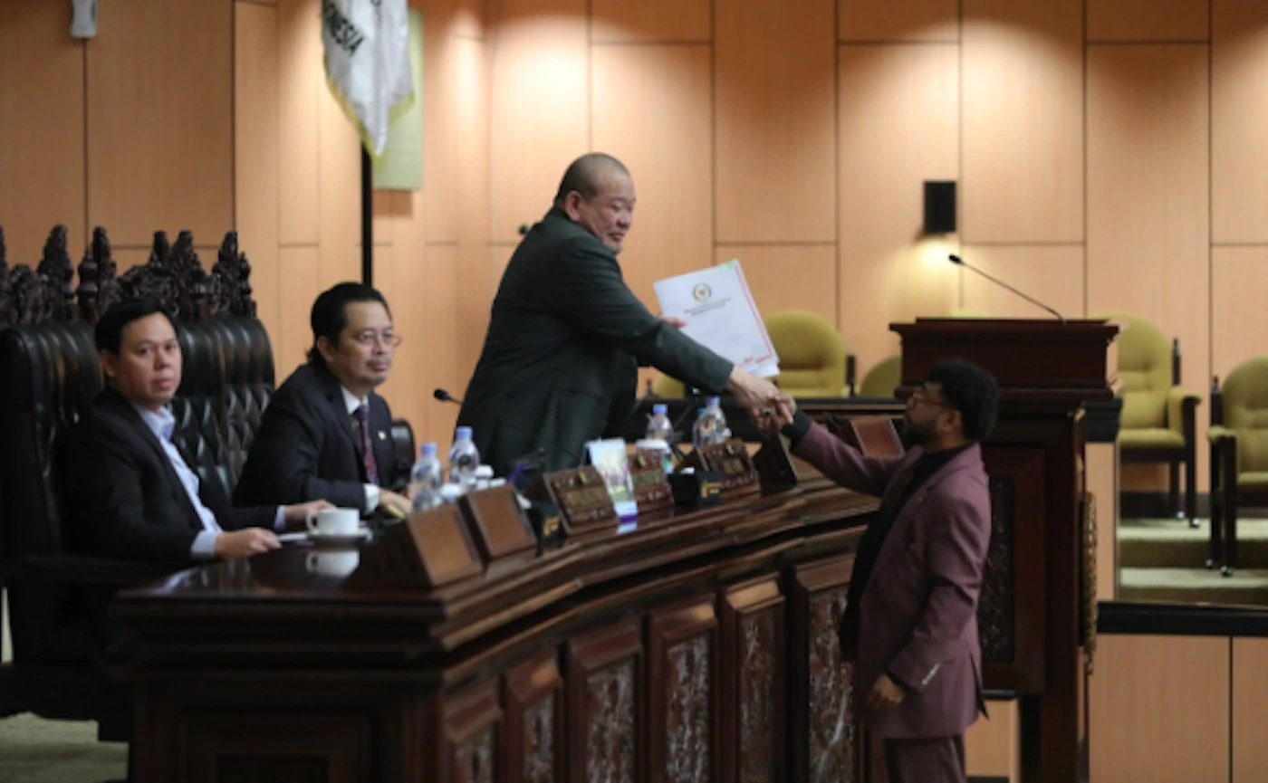 Senator Filep Wamafma Menginterupsi Ketua DPD RI Saat Sidang Paripurna, Begini Alasannya