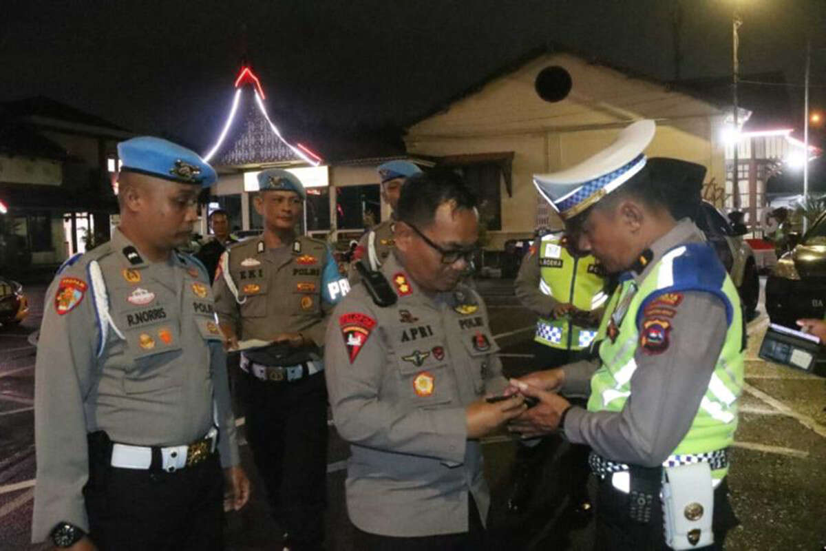 Sidak Judi Online, AKBP Apri Wibowo Periksa Ponsel Polisi Ini