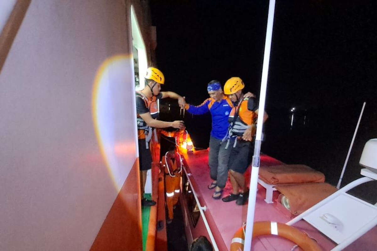 SAR Pangkalpinang Mengevakuasi 8 Pemancing yang Terombang-ambing 5 Jam di Laut