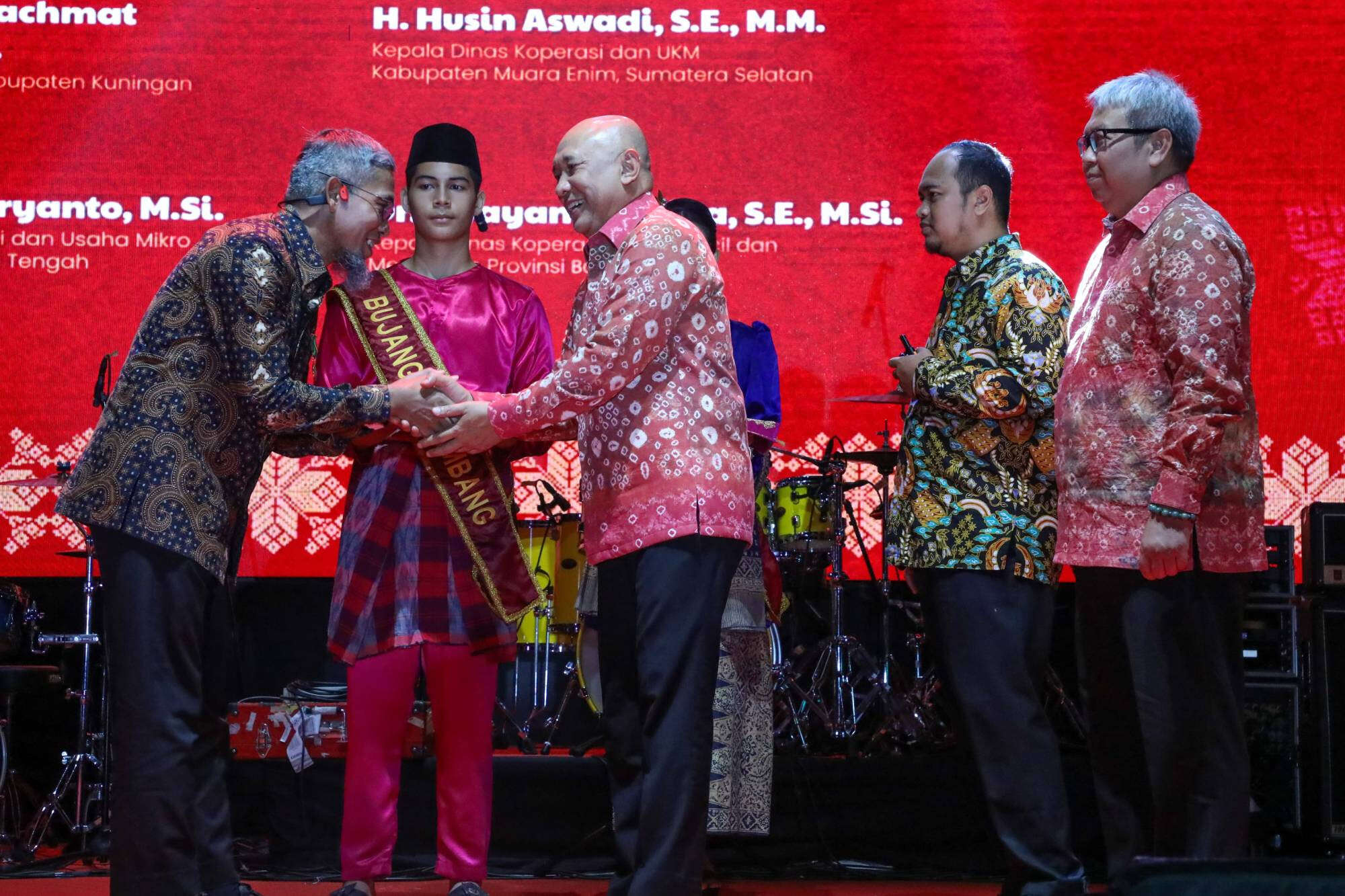 Sekda Jateng Terima Penghargaan Tanda Jasa Bakti Koperasi dan UKM