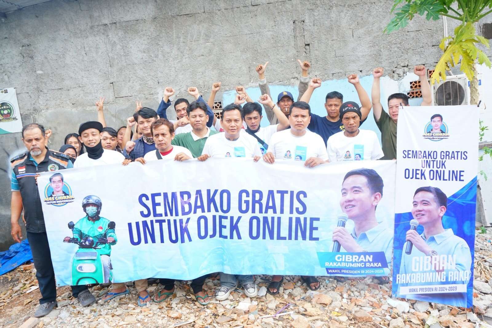 Relawan Mas Gibran Berbagi Sembako & Sediakan Layanan Cukur Gratis untuk Driver Ojol