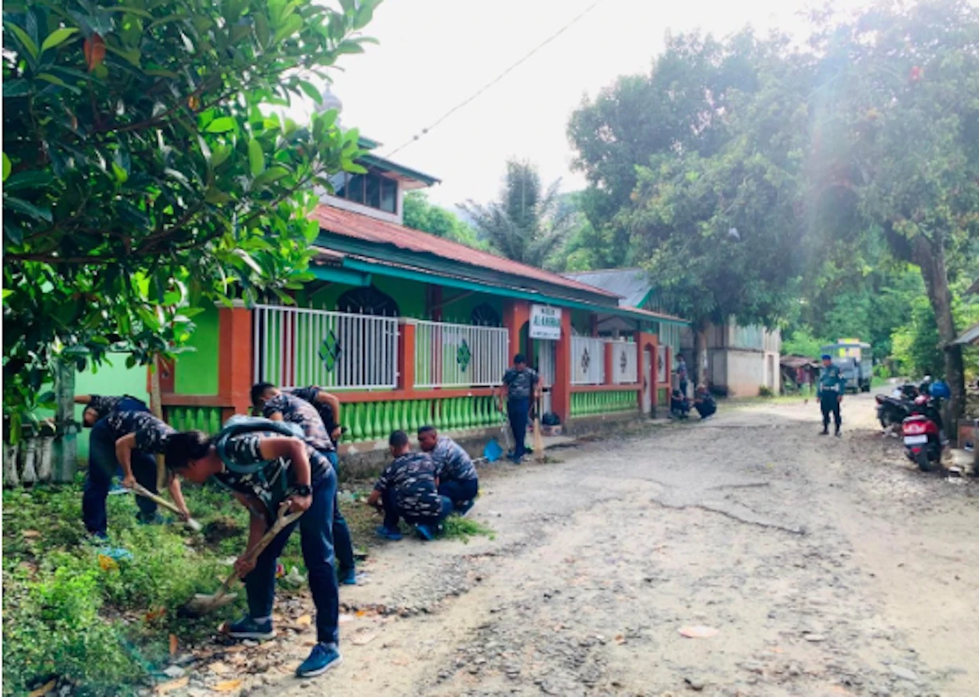 Menjelang Peringatan Hari Besar Keagamanan, TNI AL Bersihkan Tempat Ibadah