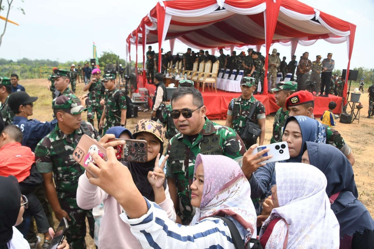 KSAD Mendampingi Panglima TNI Tinjau Penerjunan DCS dan Airbone