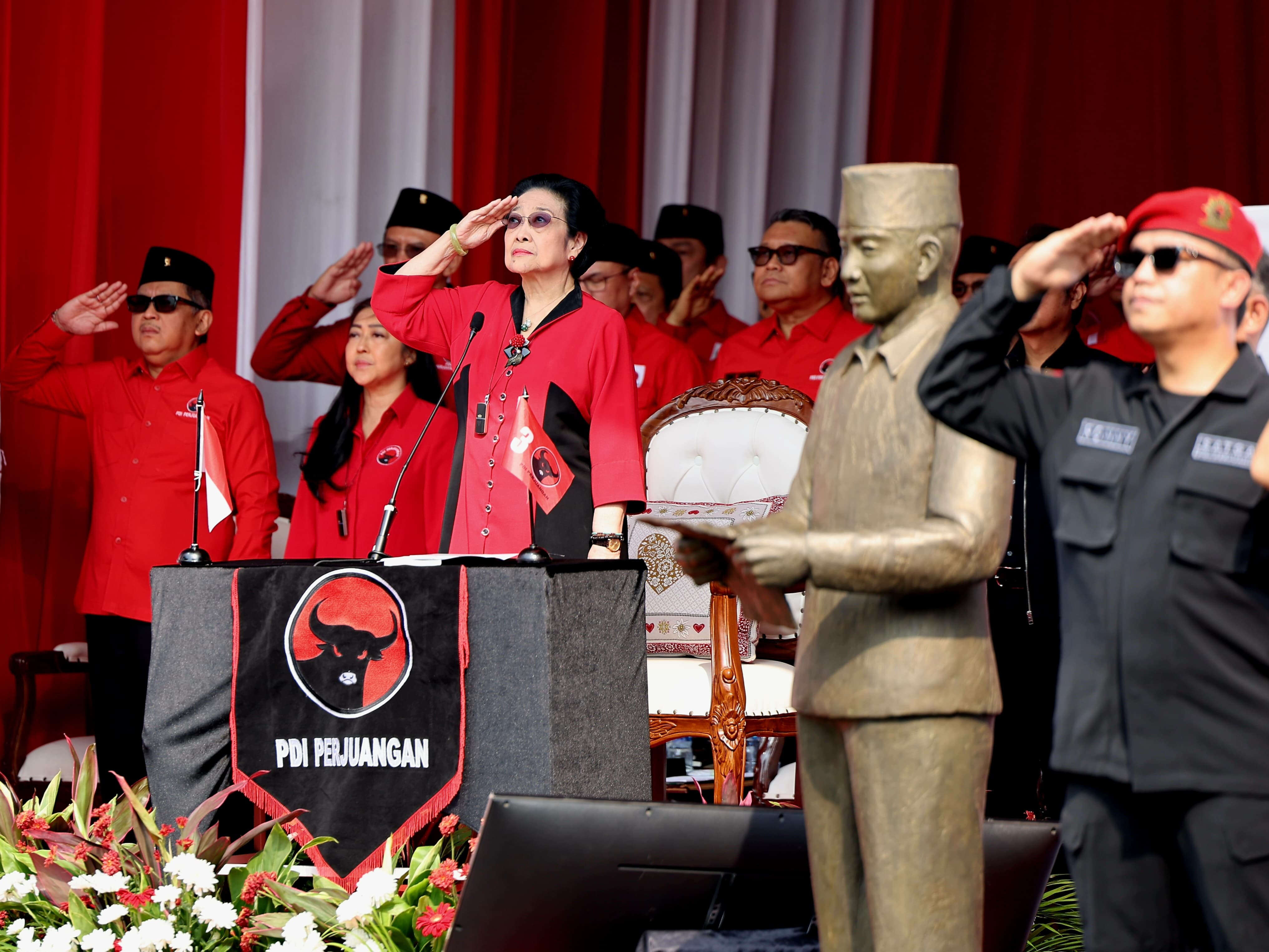 Megawati Memimpin Pengibaran Bendera Merah Putih di Hadapan Lautan Satgas PDIP, Lihat