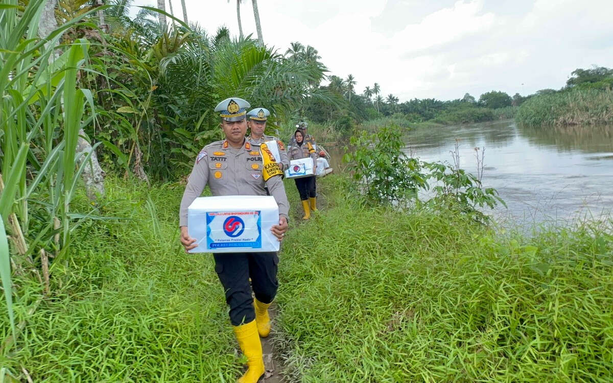 Banjir Terpa Warga, Satlantas Polres Rohul Bawa Sembako dan Pesan Damai Pilkada