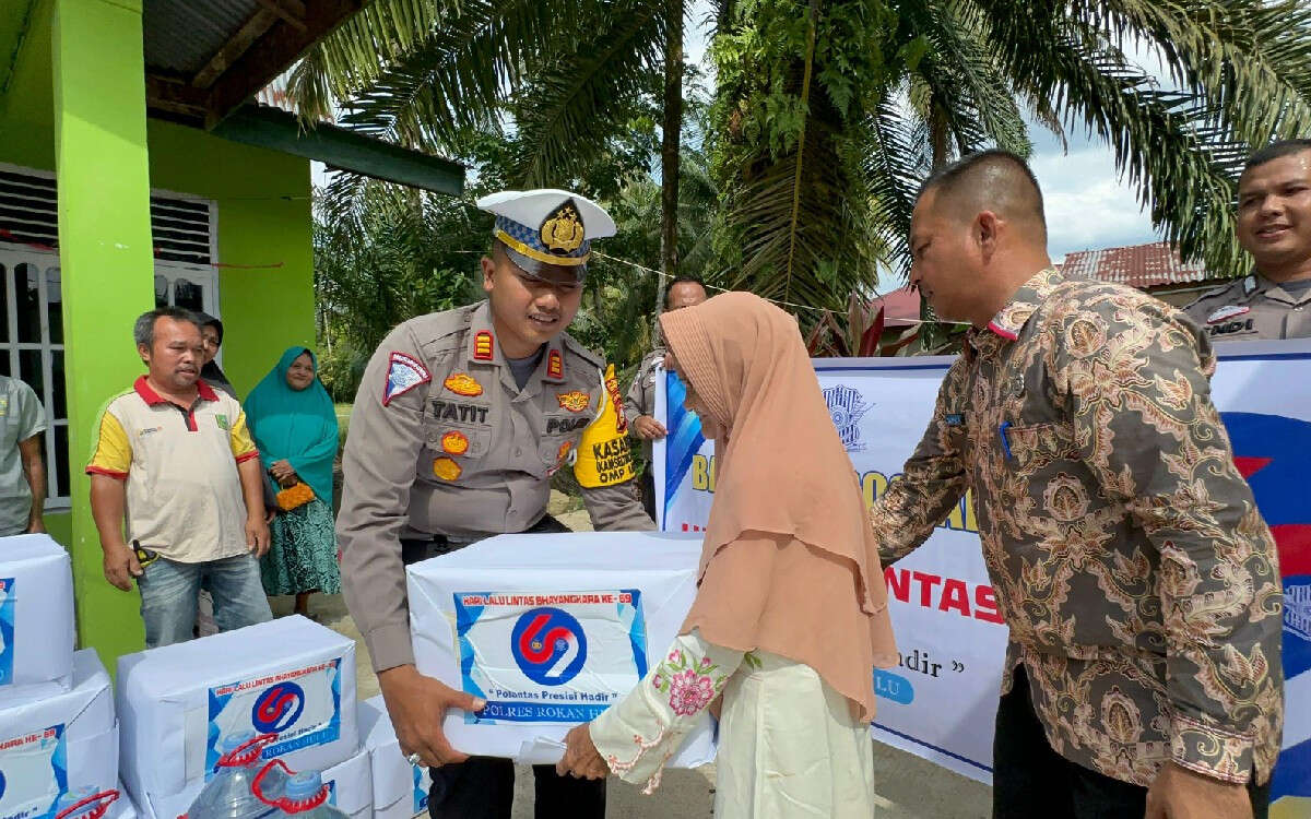 Rayakan HUT Lantas, Polres Rohul Berbagi Bansos Sekaligus Sosialisai Pilkda Damai