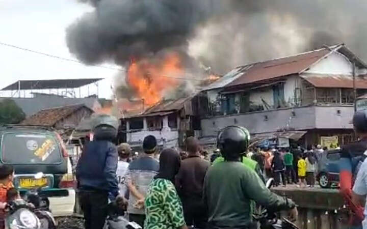 Si Jago Merah Mengamuk di Kawasan Padat Penduduk, 8 Rumah Hangus Terbakar