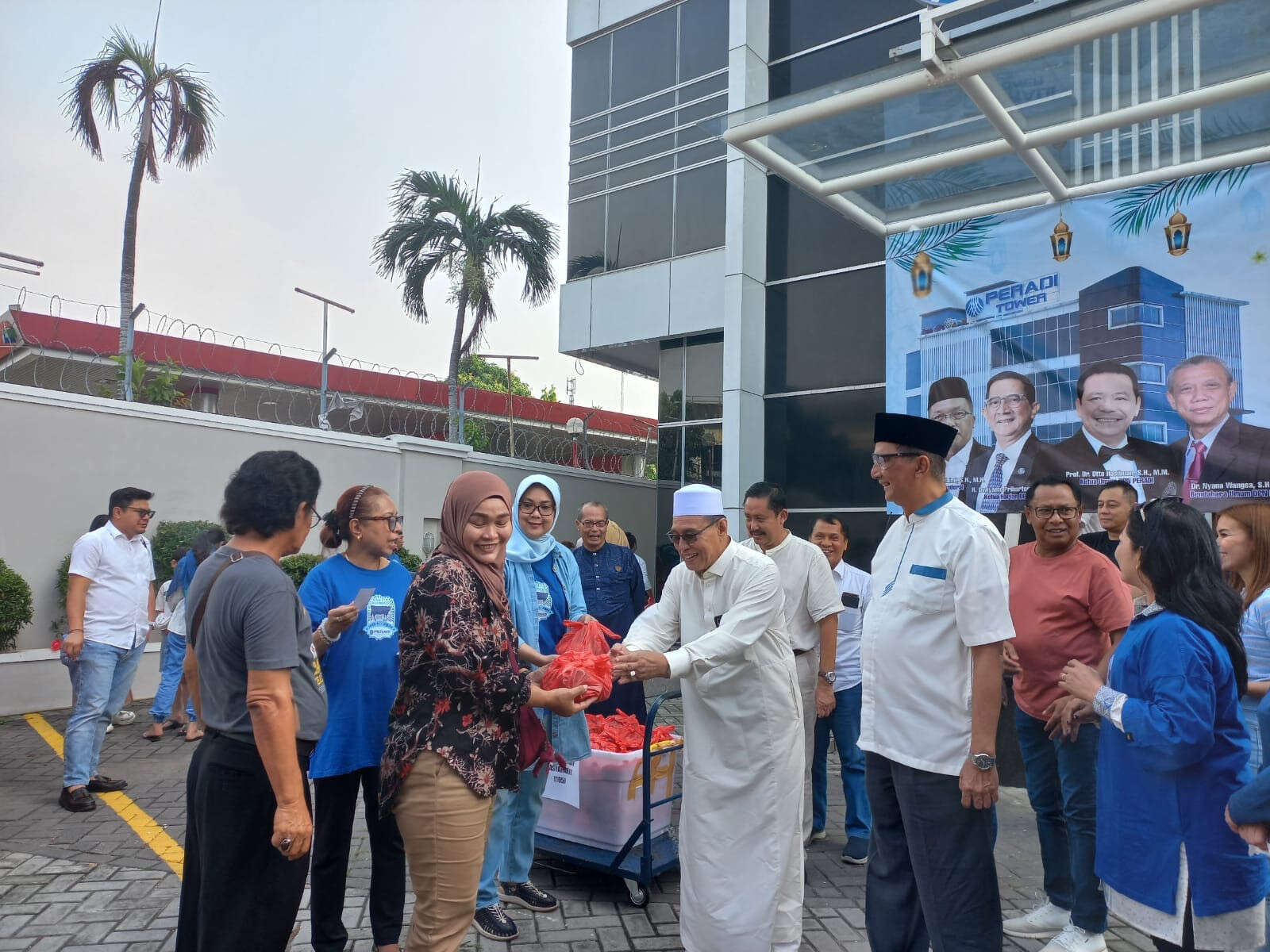 Peradi Pimpinan Otto Hasibuan Bagikan Daging Sapi Untuk Ratusan Warga