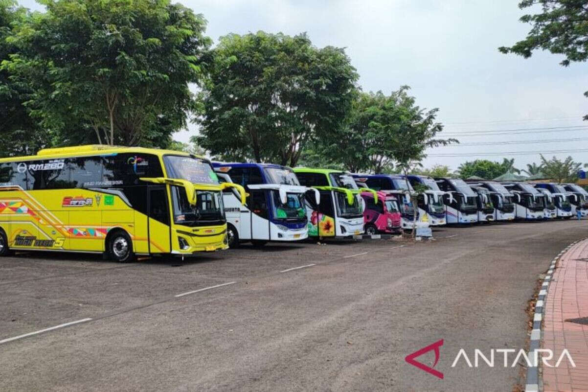 Kantong Parkir di Jakarta Timur Mulai Dipenuhi Bus Jemaat Misa Akbar Paus Fransiskus