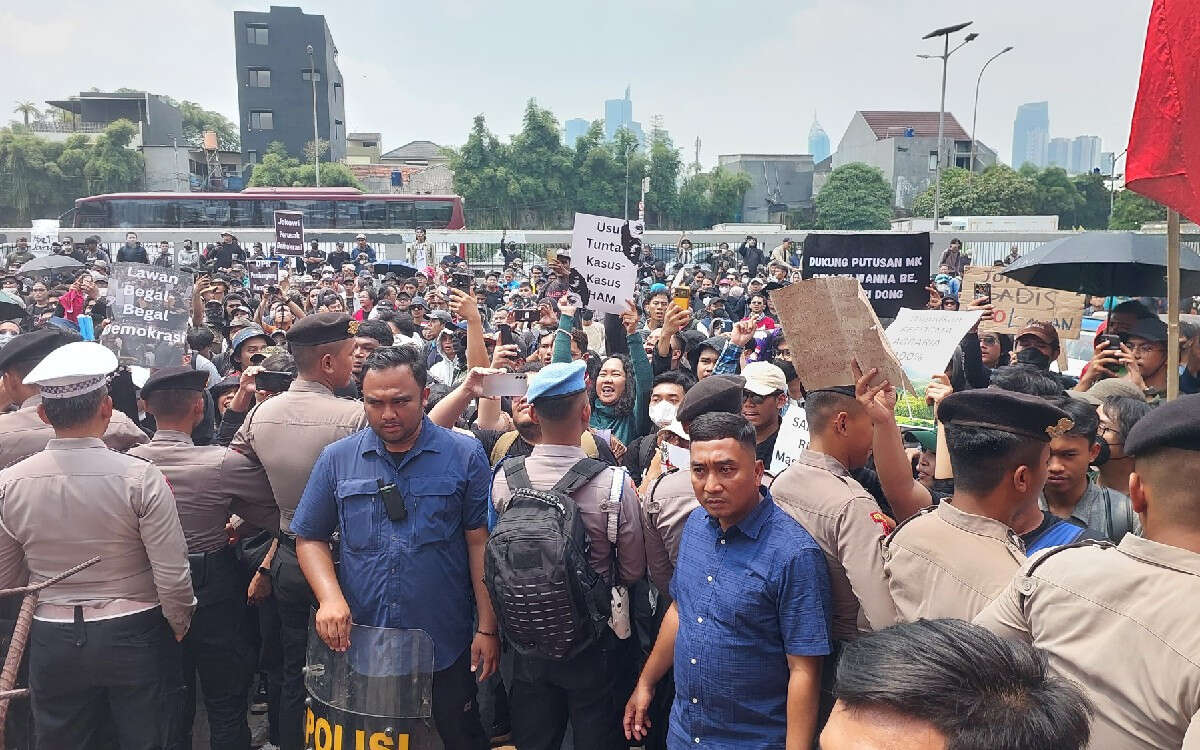 Ada Info Anggota DPR Masih di Sekitar Senayan, Jeirry: Busuk Motifnya!