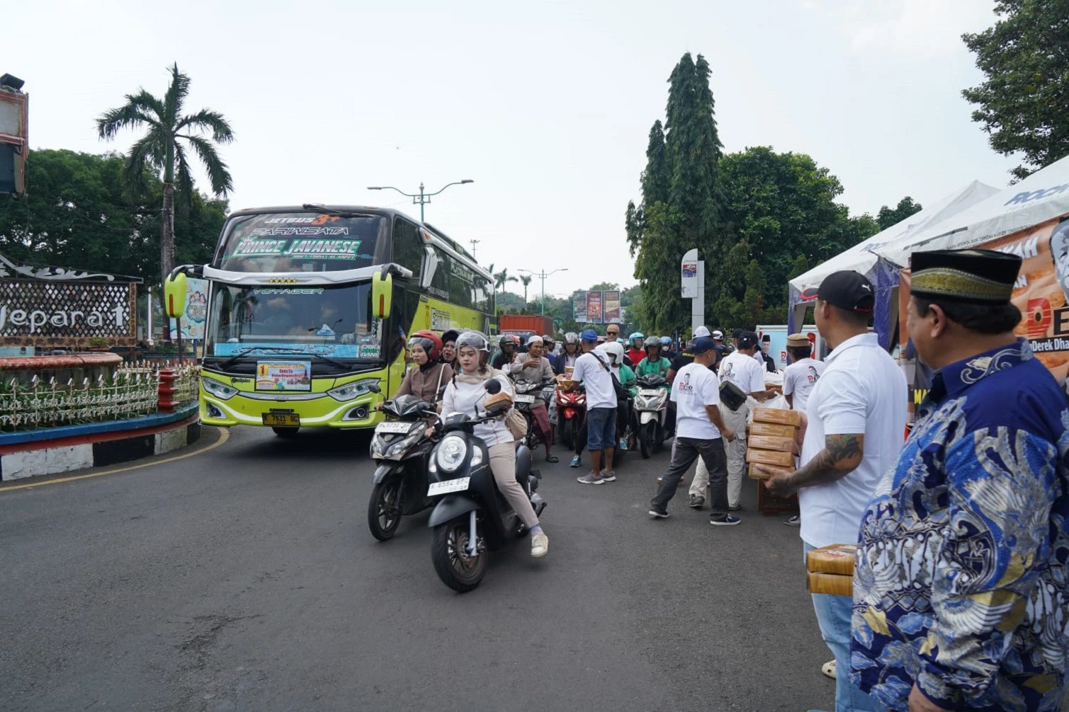 Sukarelawan Witiarso Utomo Berbagi Makanan Sehat di Alun-alun Jepara