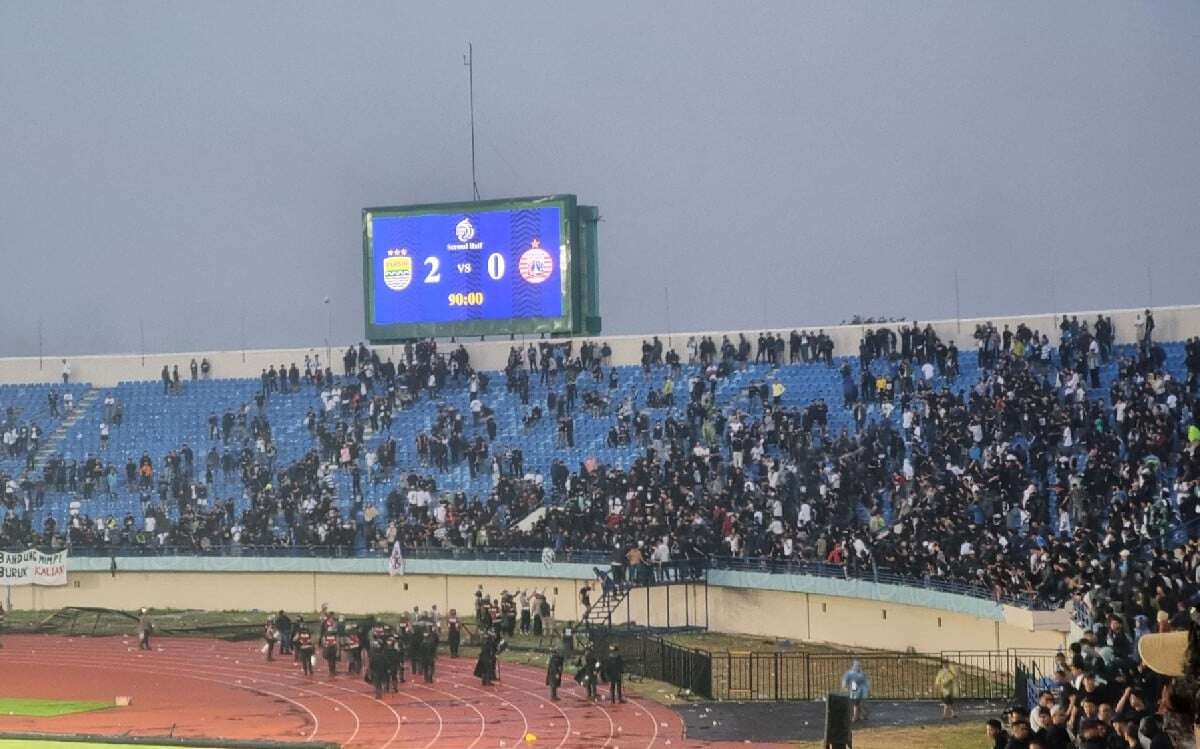 Pertandingan Persib vs Persija di SJH Berakhir Ricuh, Bobotoh Masuk ke Lapangan