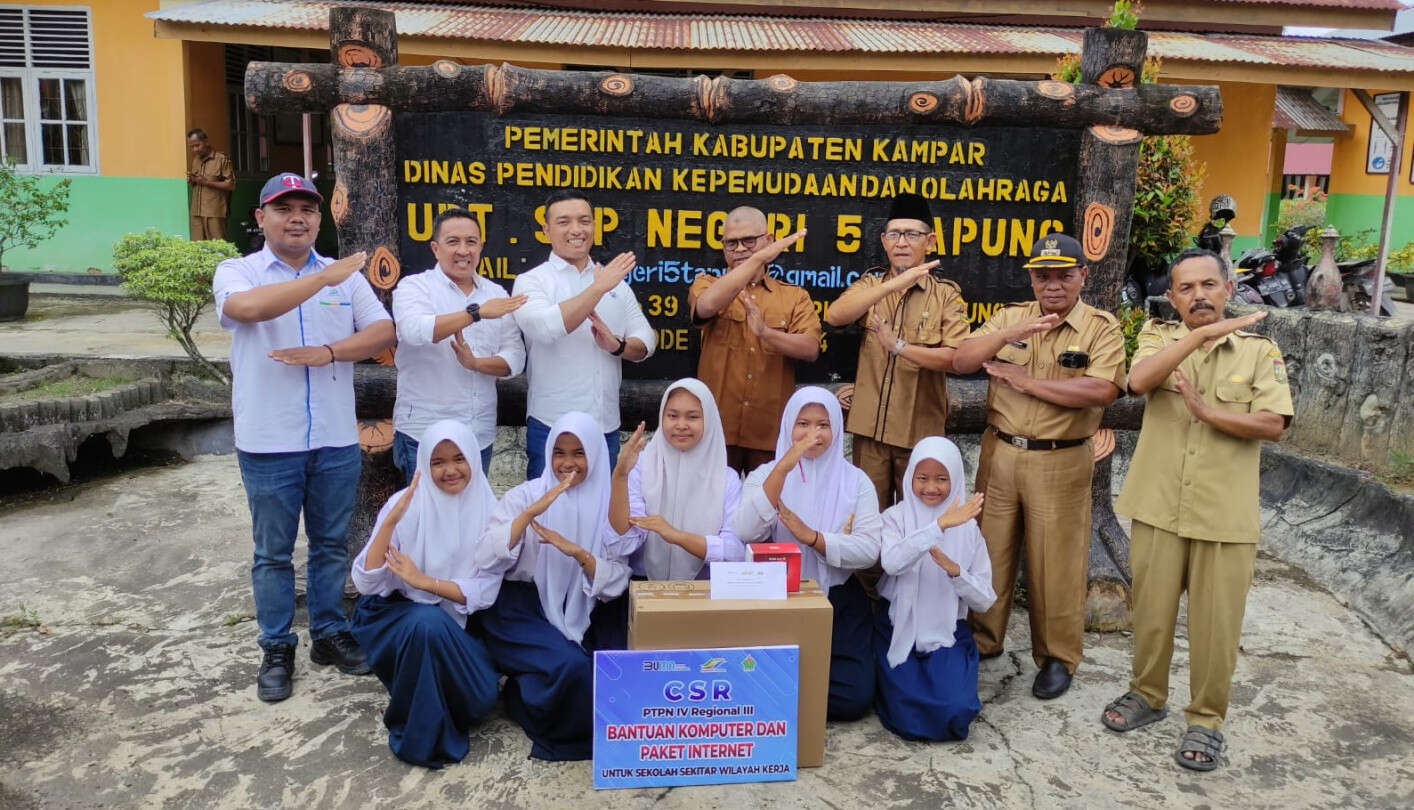 Dukung Cyber Education, PalmCo Salurkan 28 Komputer ke Sekolah Remote Area di Riau