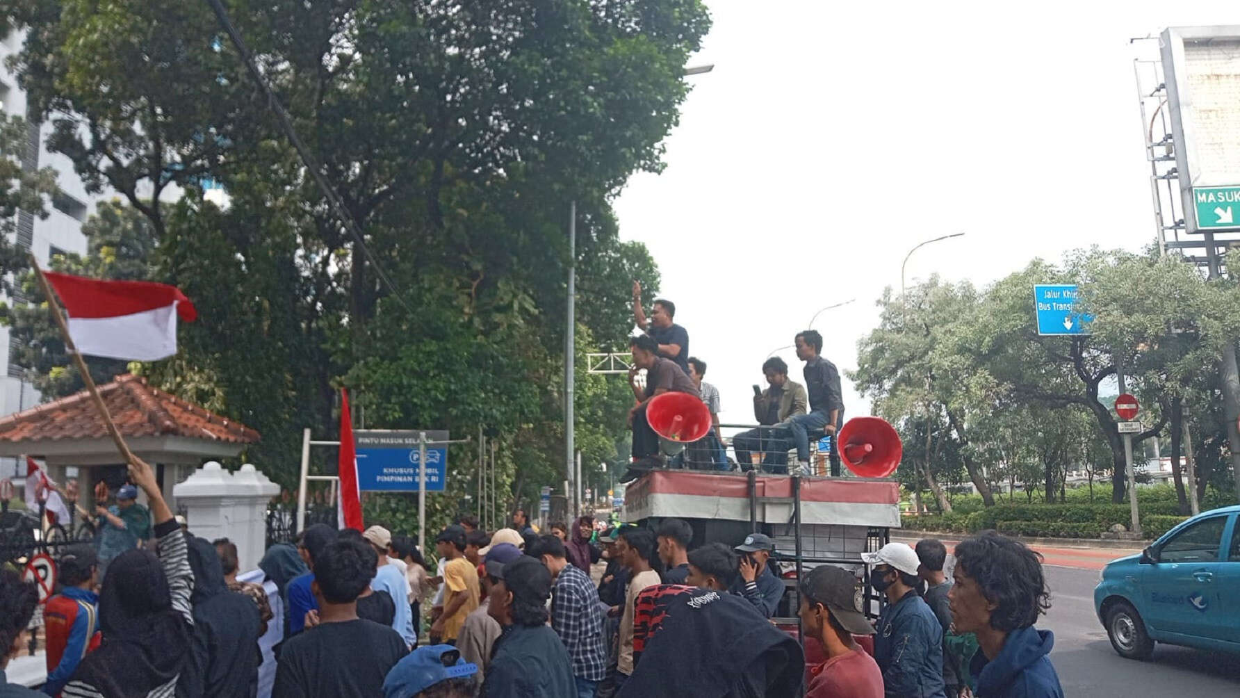 Puluhan Massa dari PPMTK Gelar Aksi di Depan Gedung BPK