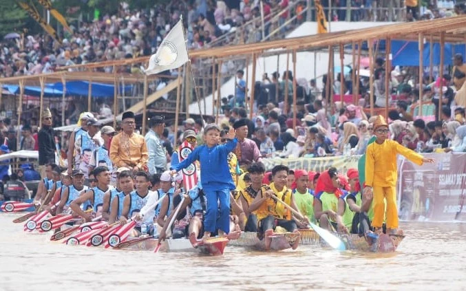 Pacu Jalur Mendunia! Tarian Bocah di Atas Perahu Kuansing Viral hingga Amerika