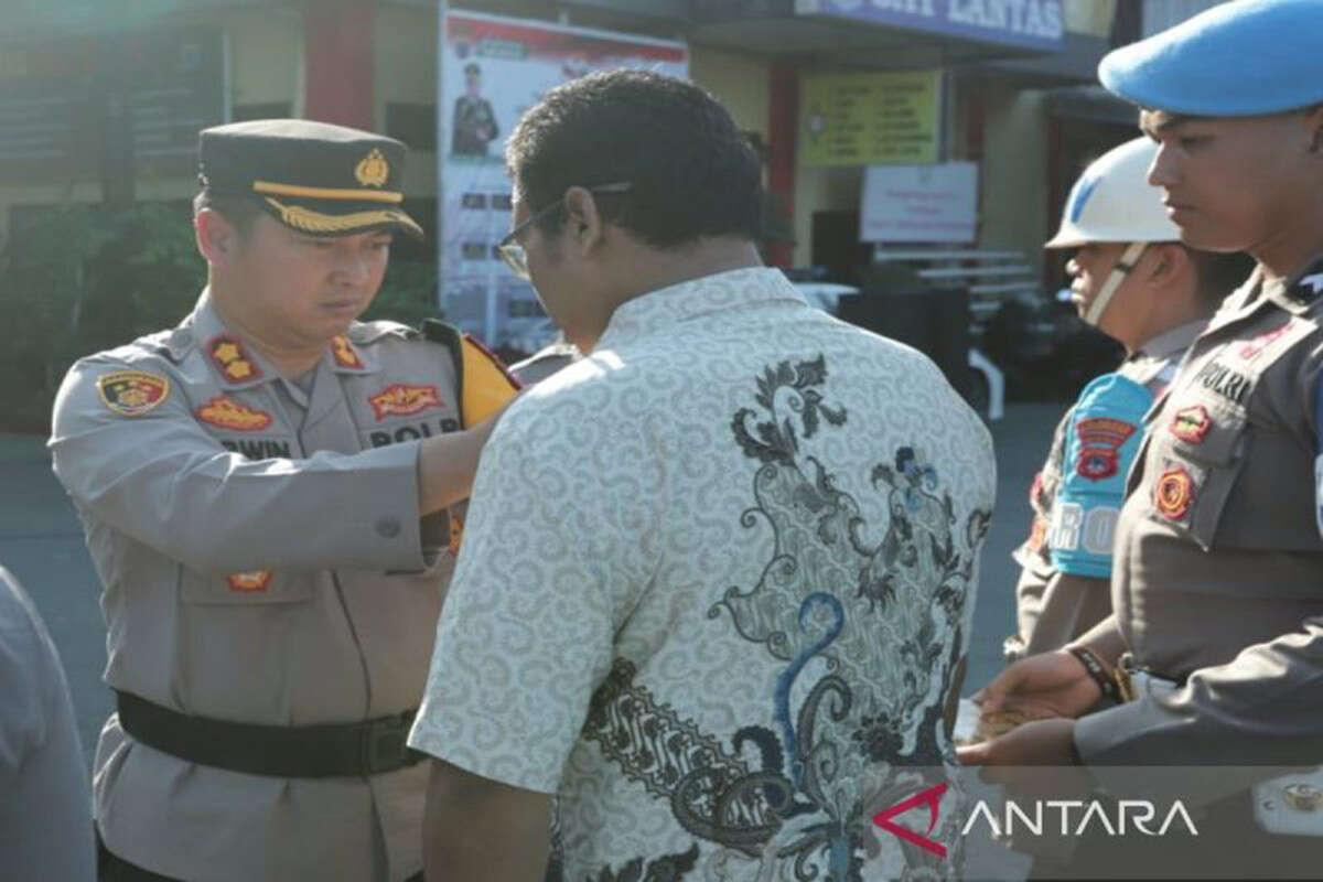 2 Polisi Ini Dipecat Gegara Narkoba, RW Hadir di Lapangan Upacara, Lihat