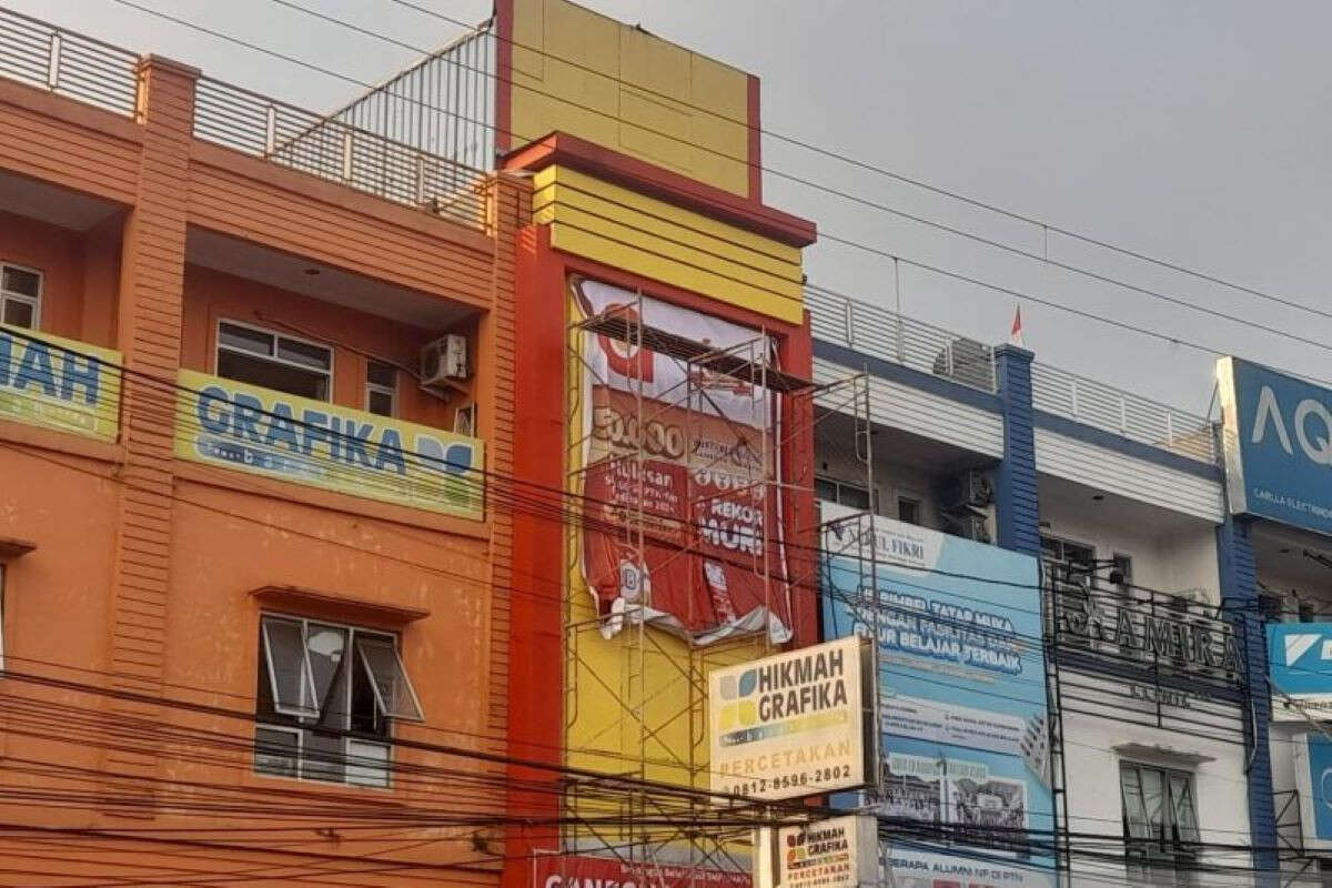 Pemasang Banner Nyaris Tewas Tersengat Listrik di Sukabumi