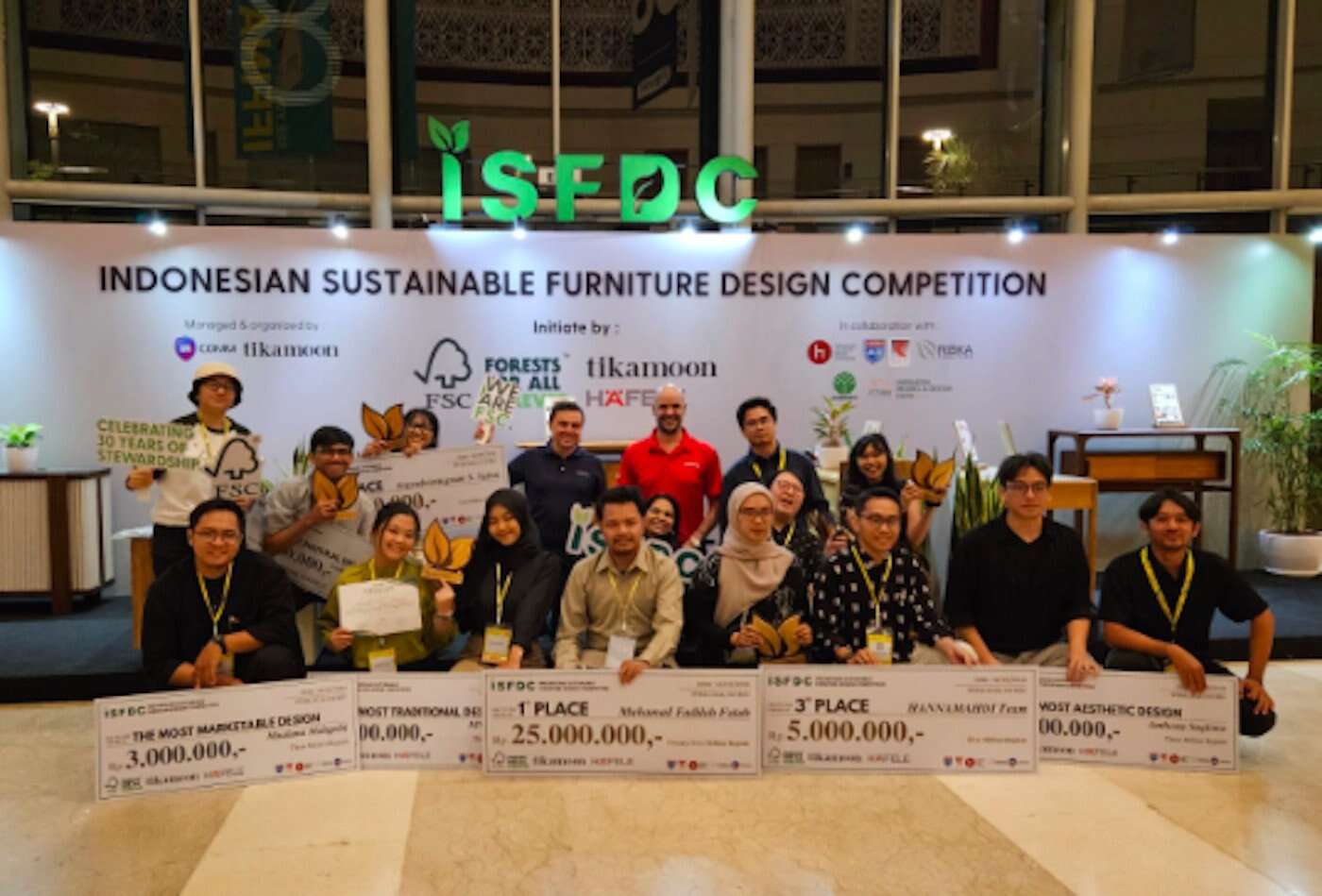 10 Desainer Berbakat Raih Penghargaan Saat Kontes ISFDC 2024